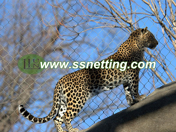 304 or 316 Flexible wire rope netting is ideal for leopard barrier mesh