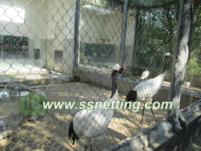 Flexible large bird netting for large birds in zoo
